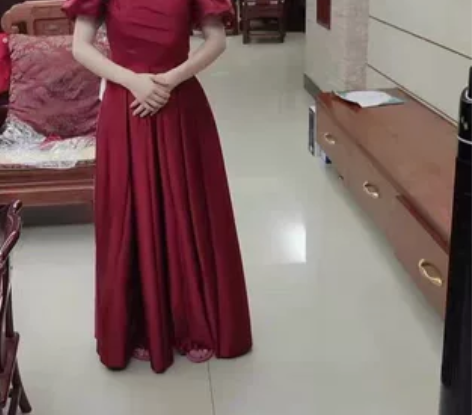 婚期结束，传递幸福 敬酒服是公主风的泡泡袖...