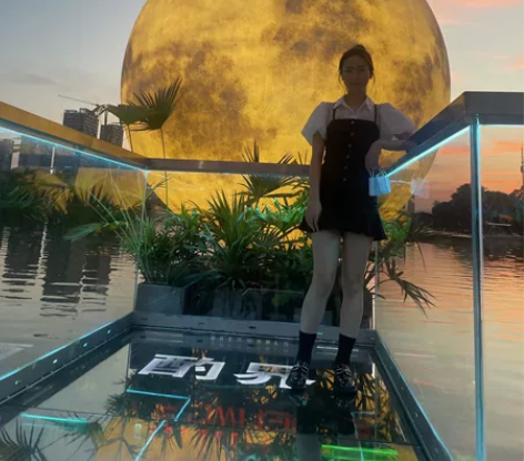 两件套的吊带裙 很学院风,很遮小肚子 穿过...