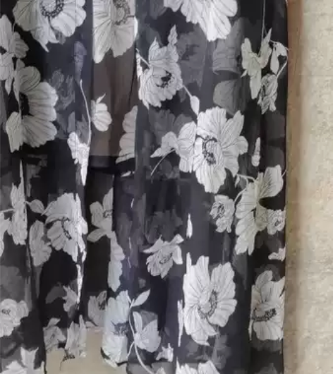 黑色碎花连衣裙M码 感兴趣的话点“我想要”...