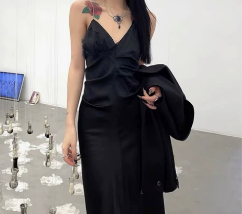 鬼姐姐 黑色高级感吊带连衣裙女收腰长裙早秋...