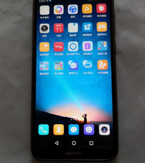 华为麦王六手机各项功能正常，镜头有划痕。机...