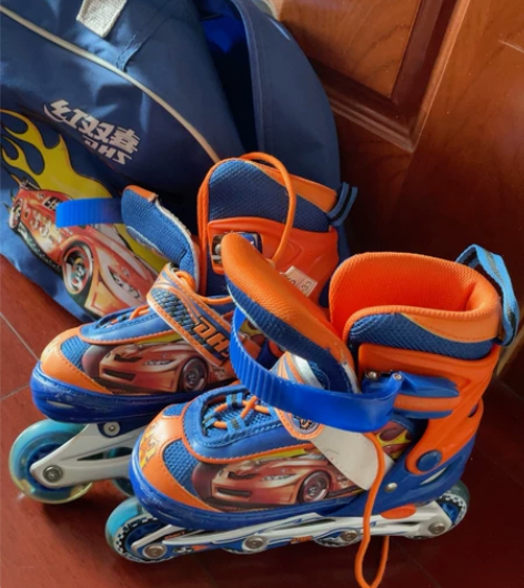 九成新轮滑鞋转让，30-33码，可调节码数...