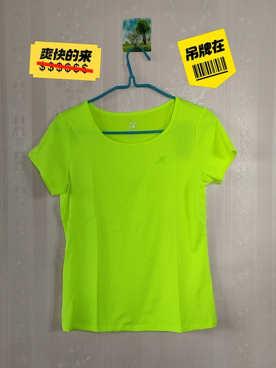 全新特步短袖,有吊牌,稍微脏点了,有不介意...