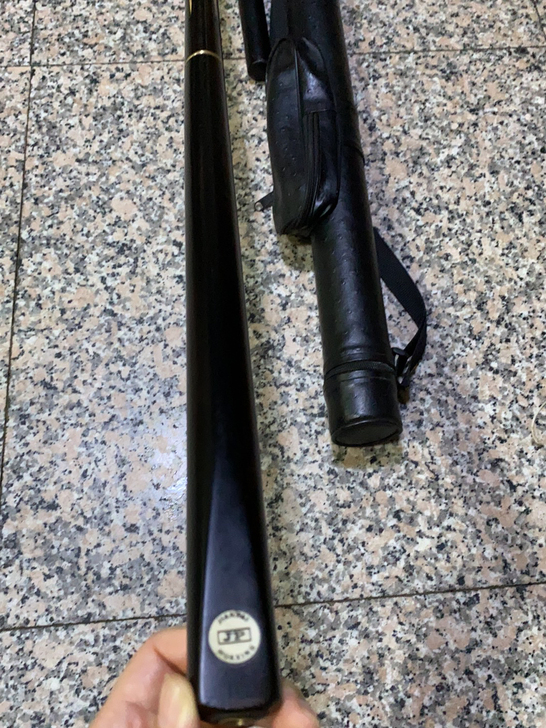 八成新老杆分体台球杆一支,黑檀后把中式黑八...