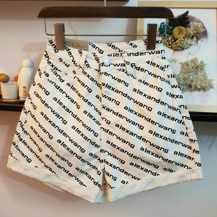 高腰牛仔短裤,全新26码,款式很好看,显瘦...