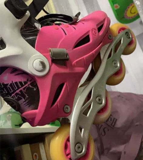 轮滑鞋35至38可调 感兴趣的话点“我想要...