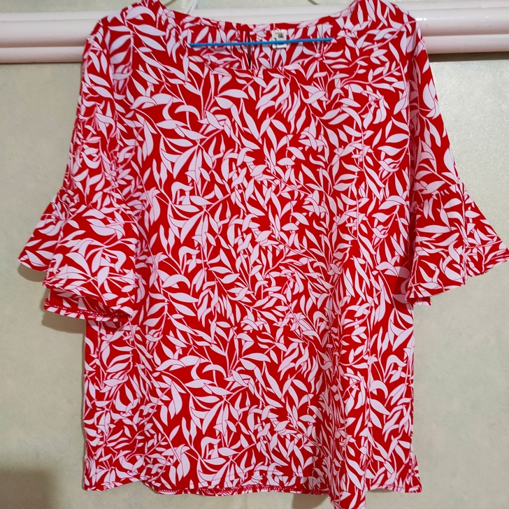 雪纺衫 喇叭袖 质量超赞 。胸围104衣长...