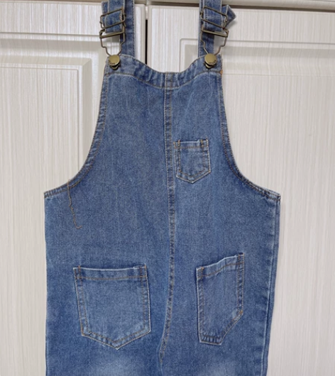 女童背带牛仔裤，很好搭，里面配个T恤就可以...