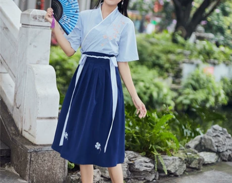 交领蓝色花枝坠带短袖衣裙 感兴趣的话点“我...
