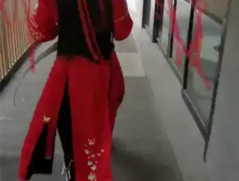 花城衣服全套配饰齐全，前娘试穿一我游场一次...