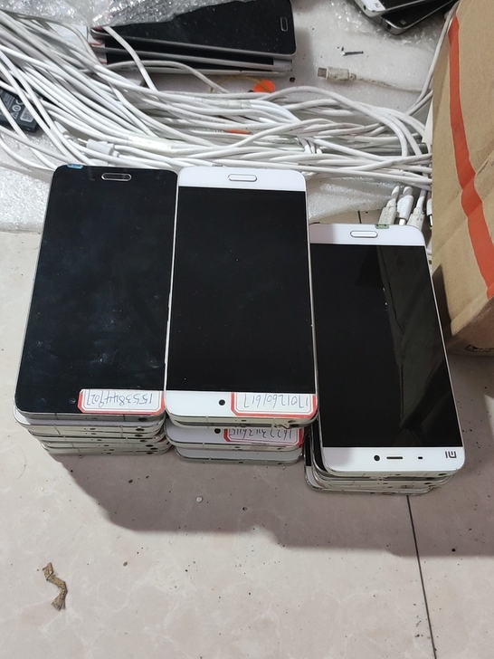 小米5手机，买来没多久。100台现货。出出...