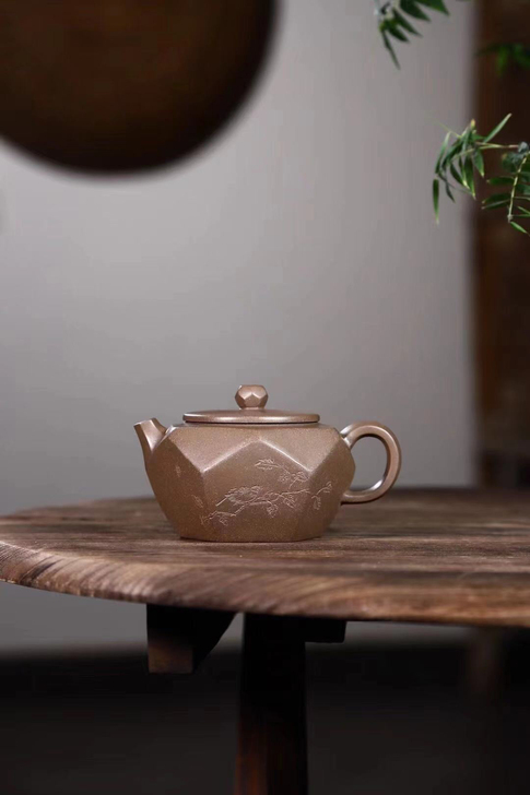 紫砂壶是中国特有的手工制造陶土工艺品,其制...
