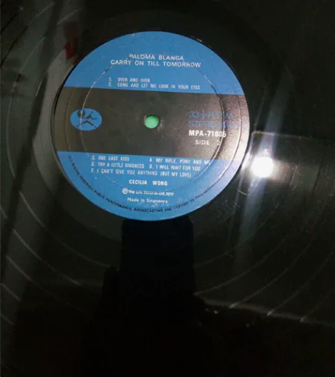 美国乡村歌曲，新加坡版本，英文歌曲，有划痕...