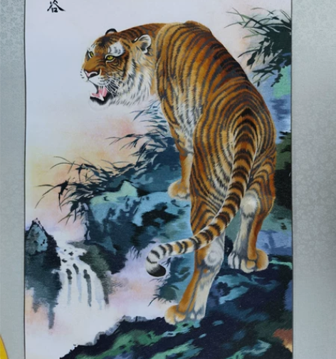 河南开封汴绣威震山古，手工刺绣画成品卷轴画...