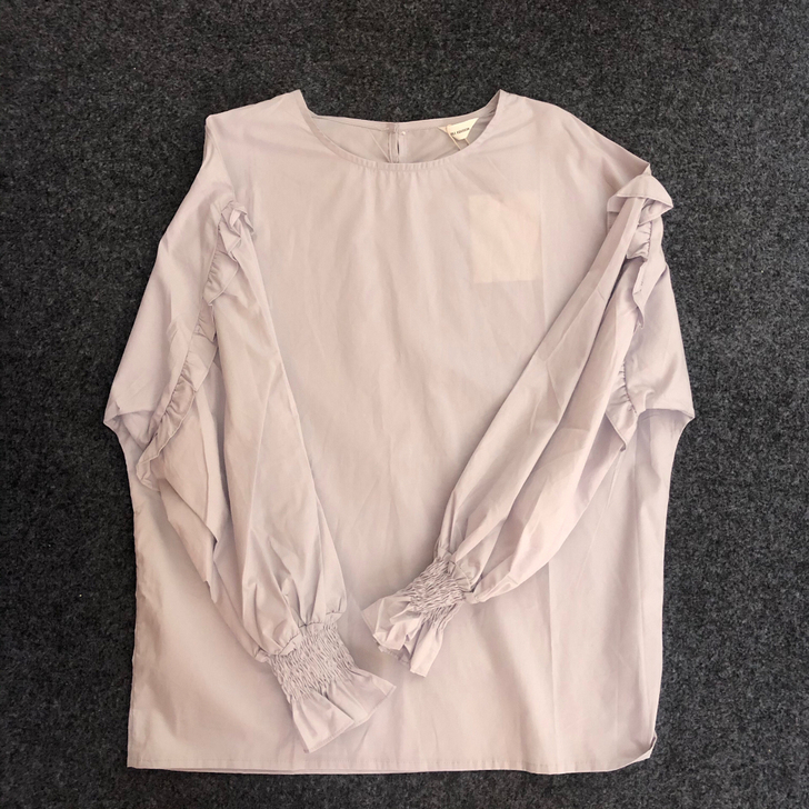 女士衬衫 全新有吊牌 适合搭配马甲类的衣服穿