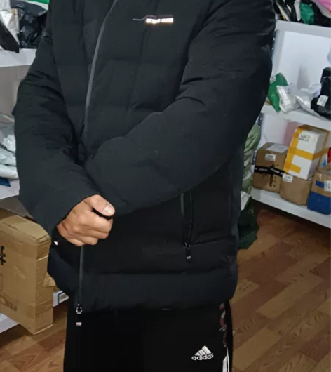 去年冬天在实体店买的男款，黑色休闲羽绒服，...