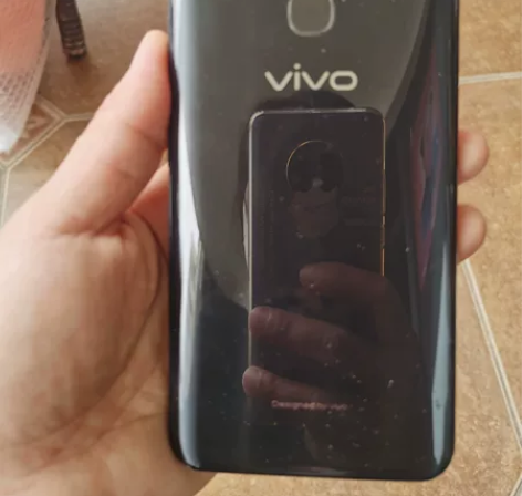 Vi∨O手机，6＋64G内存，屏幕底部有几...