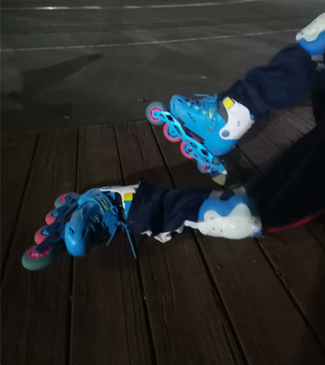 闲置轮滑鞋，32-35码数。原价1000元...