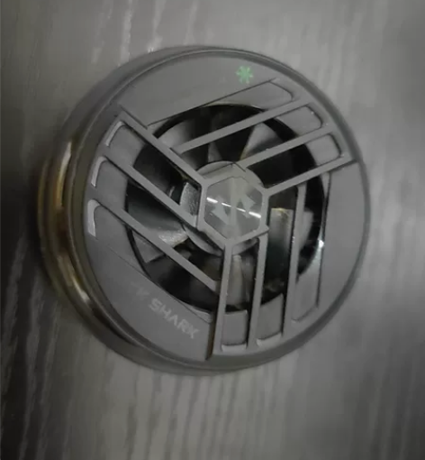 黑鲨散热器手机磁吸版，苹果可以完美吸附。其...