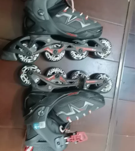 迪卡侬儿童旱冰鞋，300多块钱购入，整体来...