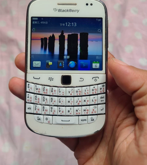 黑莓9900，白色很漂亮，成色很新，电池待...