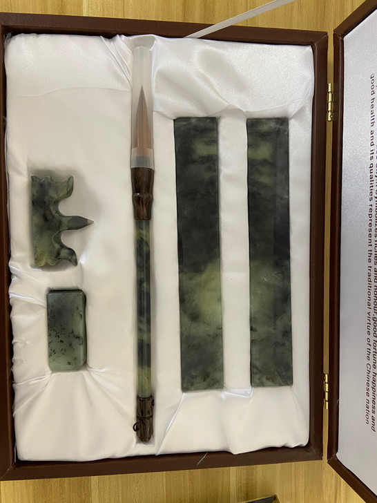礼盒套盒岫岩玉文房四宝岫玉镇尺印章毛笔