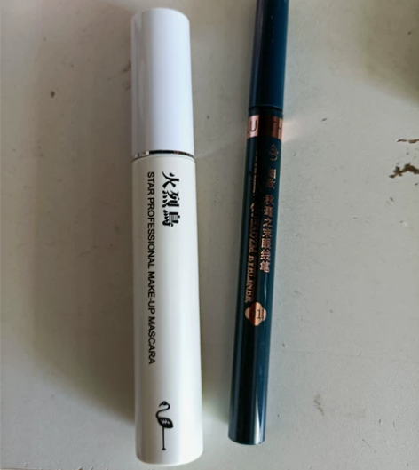 火烈鸟睫毛膏，全新没用过，还有一支眼线笔，...