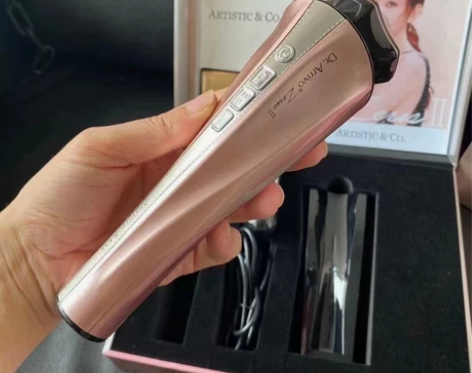 家中闲置 美容仪 全新未使用 有想要的直接...