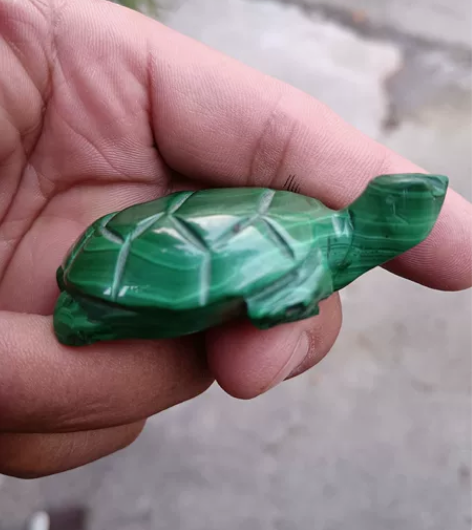 孔雀石寿龟镇纸，原石皮壳，仅有一处裂纹，品...