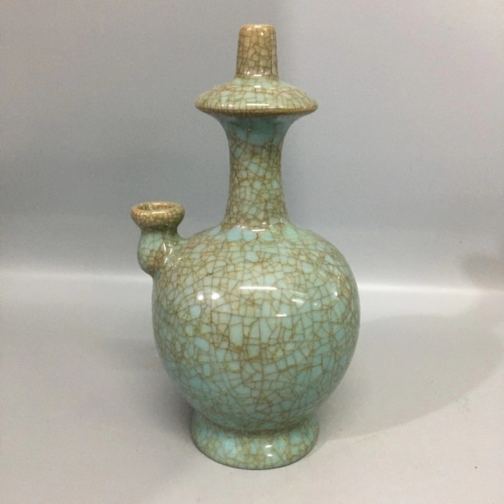 宋汝窑冰片釉净瓶，器型典雅优美，釉色莹润如...