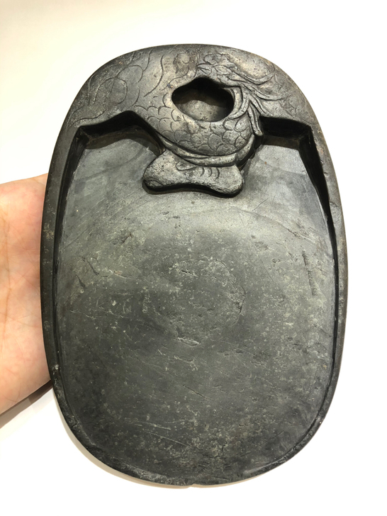 明代凤凰三足歙砚，全品，有石线和风化。尺寸...