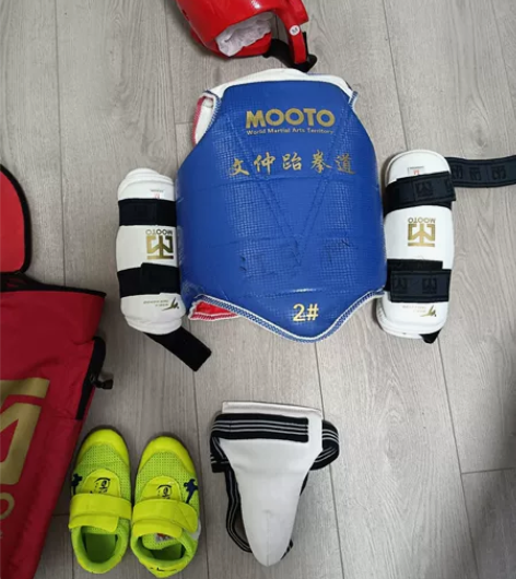 跆拳道全套护具带包装，，送书包 M码，鞋子...