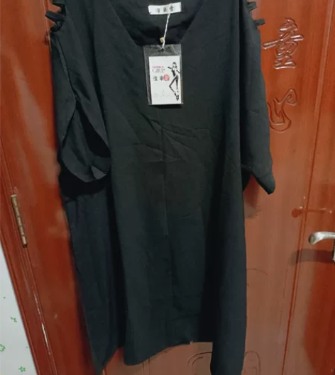 品牌店里买的，衣服太多了，实在穿不来，这个...