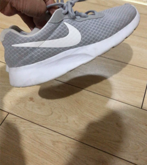 耐克运动鞋，孩子穿鞋把鞋尖顶破了，没洗，不...
