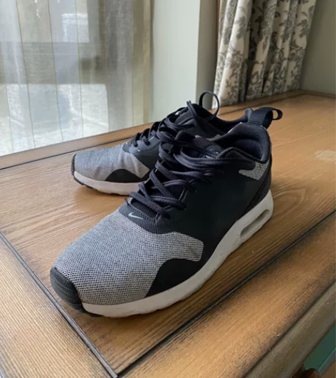 耐克Nike休闲运动鞋，带后掌气垫，黑白配...