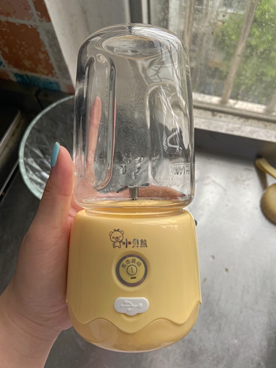 【特价出】  小贝熊便携式榨汁机家用水果小...