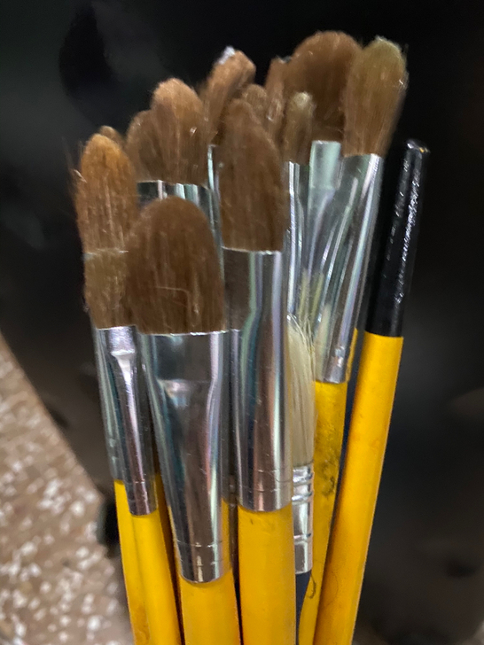 一把画画的笔，刷子，颜料刷，学校办活动剩的...