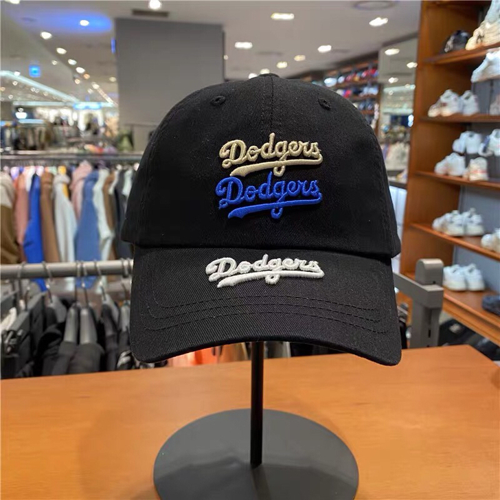 MLB三排刺绣款，全新带吊牌。黑白各余一个...