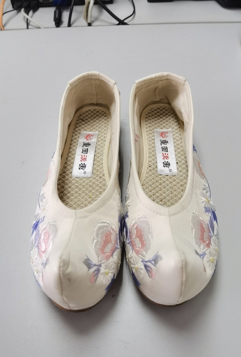 重回汉唐汉服女鞋，淘宝正品，36码，不退换。