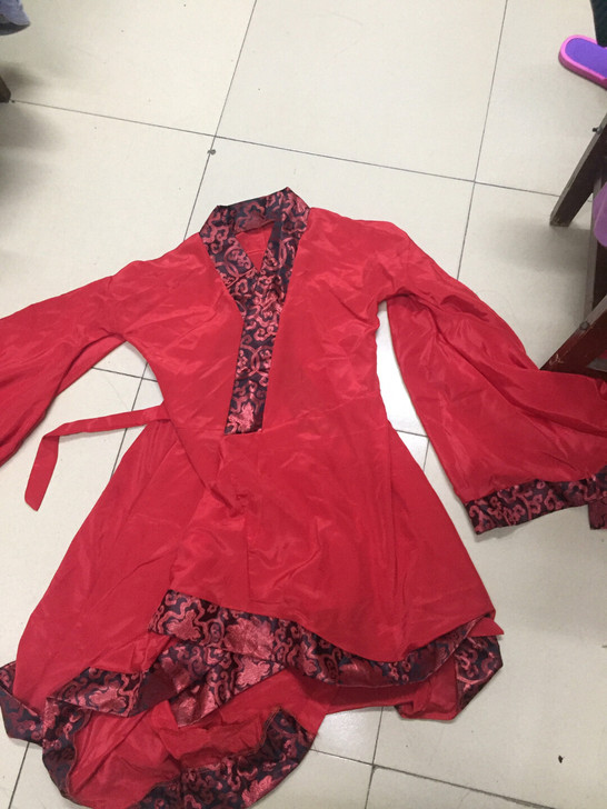 舞蹈服汉服，具体啥服我也不知道，演出穿过两...