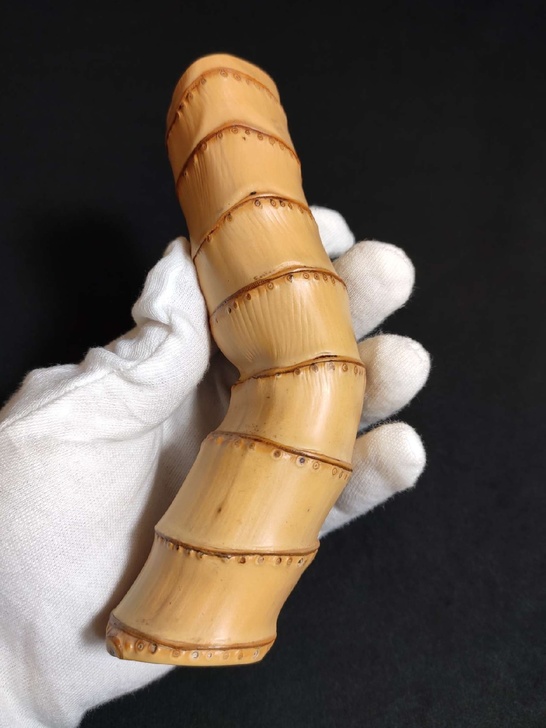极品放漏！异形大竹鞭把件惠出