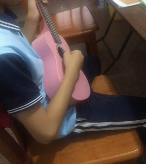 闲置吉他一把，小孩玩的，由于不会弹所以一直...