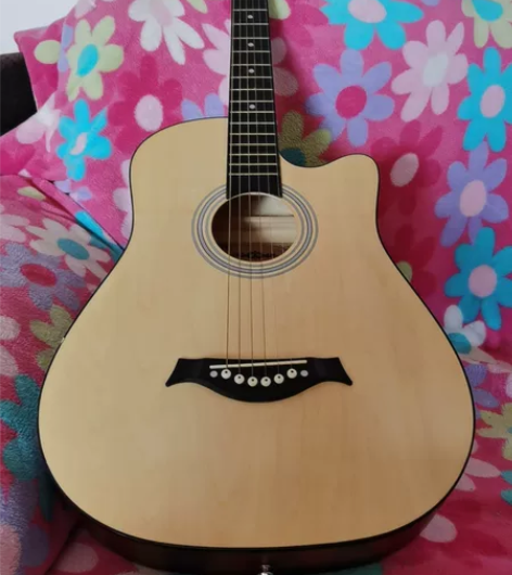 蒂朵吉他，几乎全新，只有小的磕碰，配件齐全...