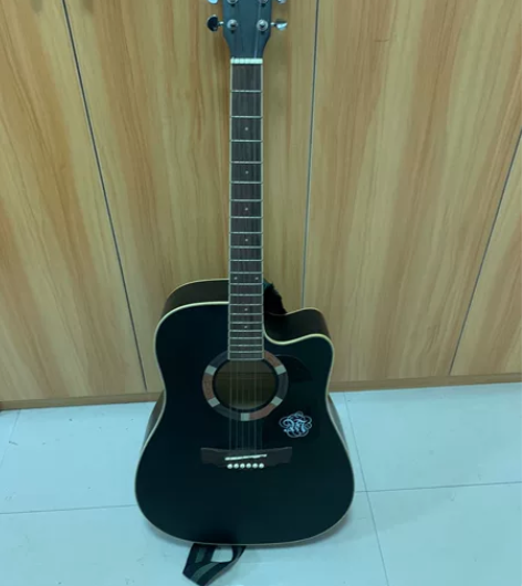 出吉他，没有磕碰，正常使用痕迹换过弦。配件...