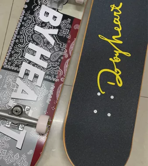 DBH腰果花滑板 有轻微使用痕迹 感兴趣的...