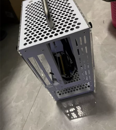 自己用的酷鱼T40机箱外加一根显卡延长线，...