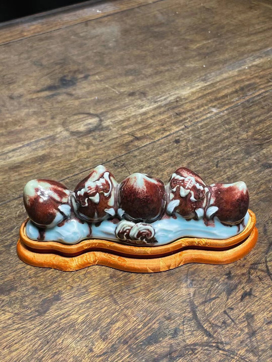 清晚期、釉里红寿桃笔架  净高7.5  长...