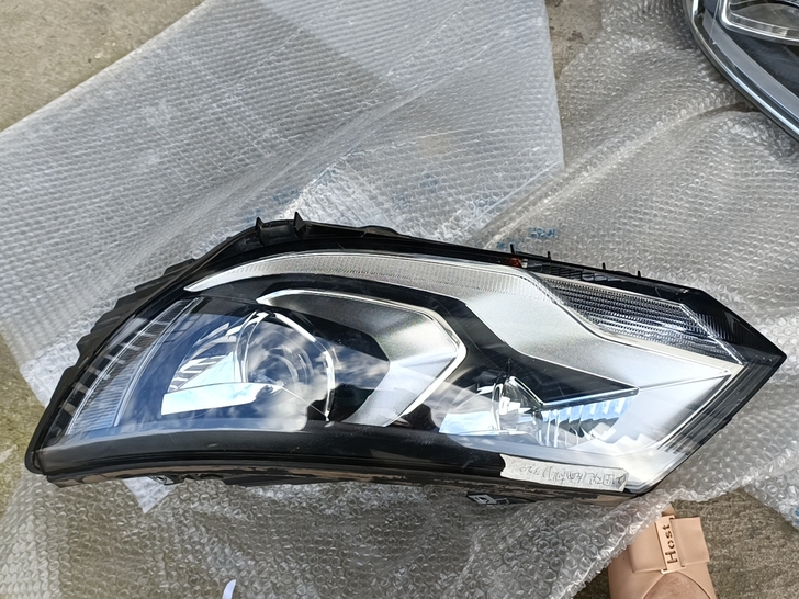 12年途观左大灯，面完好有一个断爪，看好私...