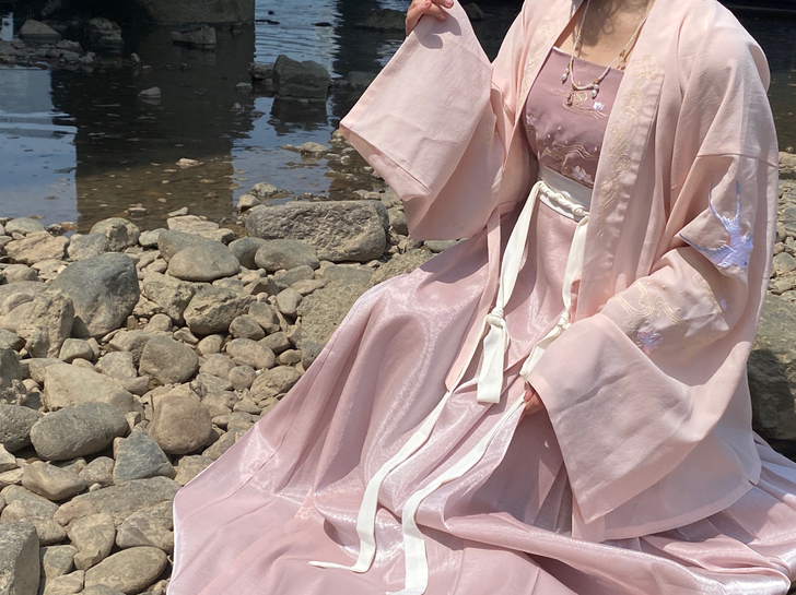 左边这一套，上衣两件是重回汉唐的，l码