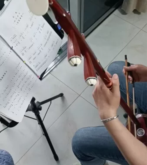 出售二胡,有瑕疵如图,不影响使用,不包邮,...